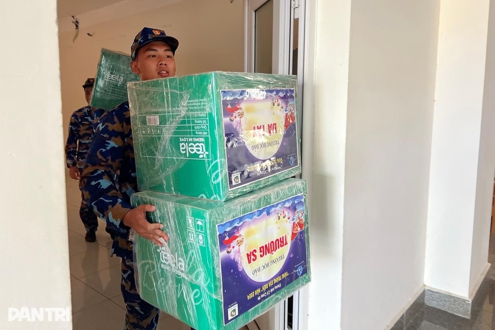 Vượt sóng mang Trung thu tới các em học sinh trên quần đảo Trường Sa - 4