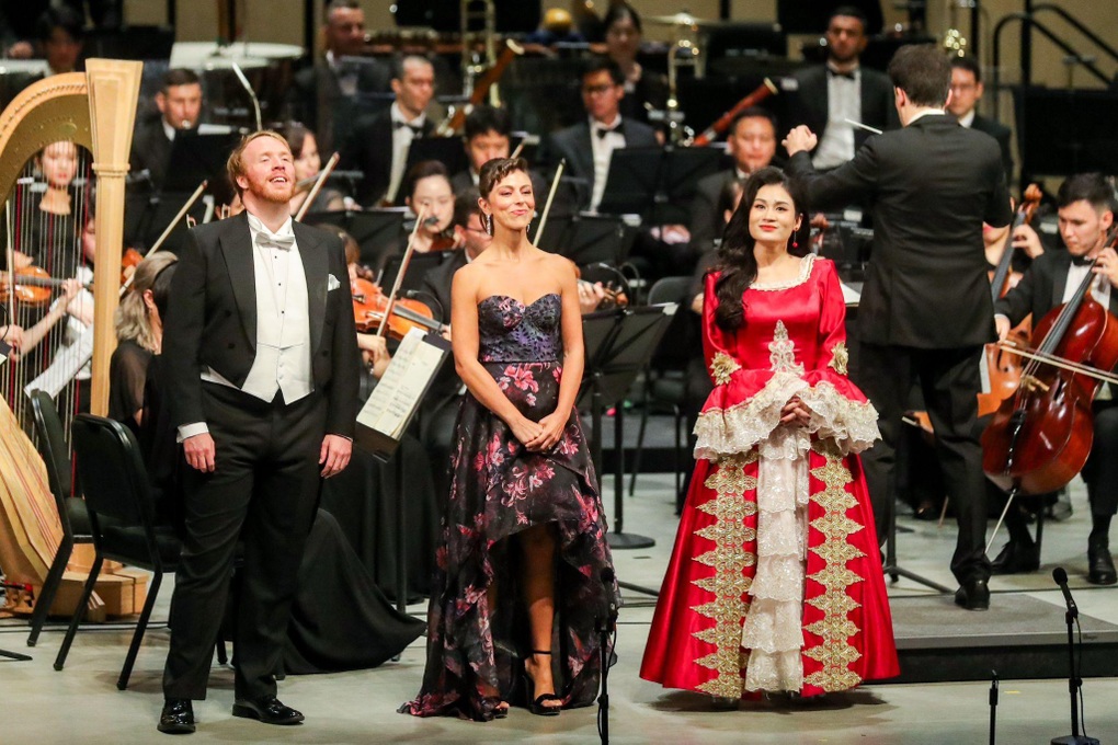 Hòa nhạc tháng Tám: Các nghệ sĩ quốc tế thăng hoa, trình diễn ấn tượng - 3 Hòa nhạc tháng Tám: Các nghệ sĩ quốc tế thăng hoa, trình diễn ấn tượng - 3