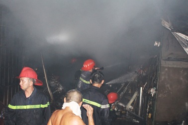 Người dân hốt hoảng sơ tán hàng hóa vì vụ cháy lúc rạng sáng