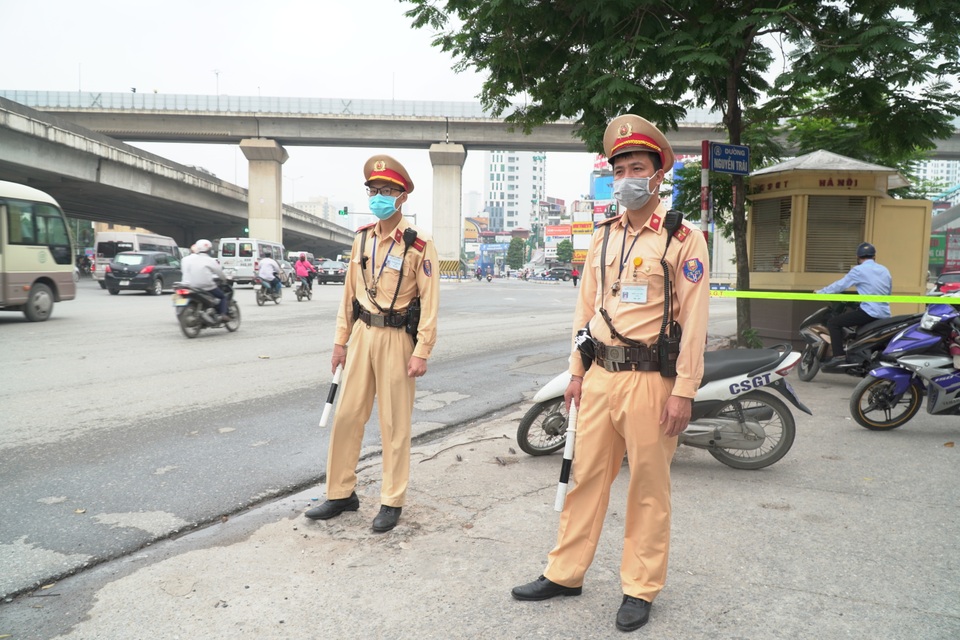 Hà Nội ra quân tổng kiểm tra phương tiện từ 6h sáng - 2 Hà Nội ra quân tổng kiểm tra phương tiện từ 6h sáng - 2