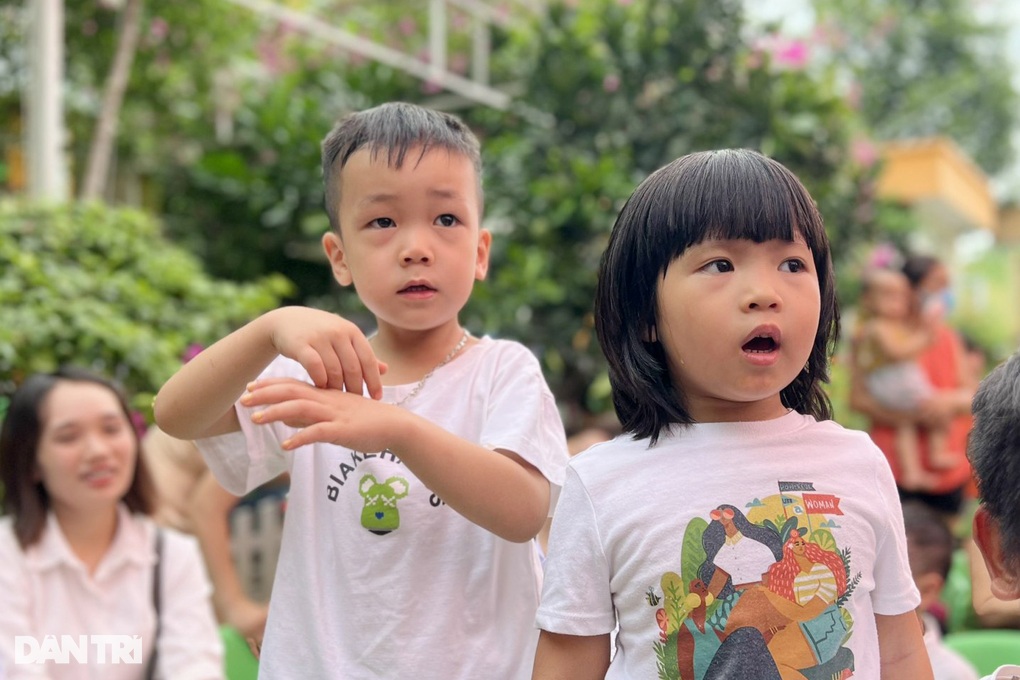 Biểu cảm đáng yêu của các bé mầm non ngày khai trường - 10 Biểu cảm đáng yêu của các bé mầm non ngày khai trường - 10