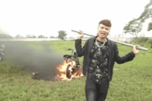 Công an đang xác minh video Khá Bảnh đốt xe máy