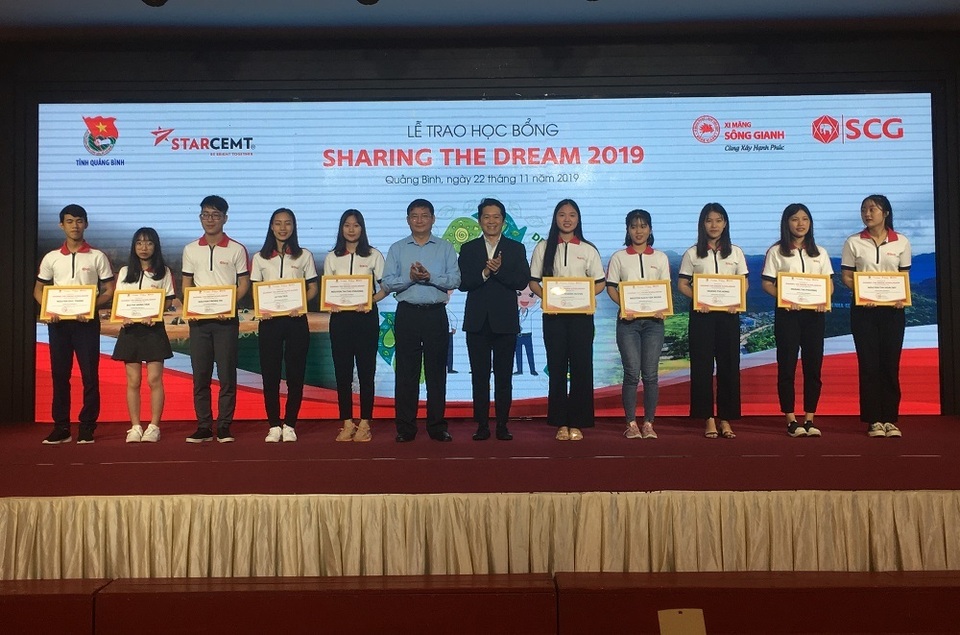 Học bổng Sharing the Dream trao 300 triệu đồng tiếp sức sinh viên nghèo Quảng Bình - 1 Học bổng Sharing the Dream trao 300 triệu đồng tiếp sức sinh viên nghèo Quảng Bình - 1