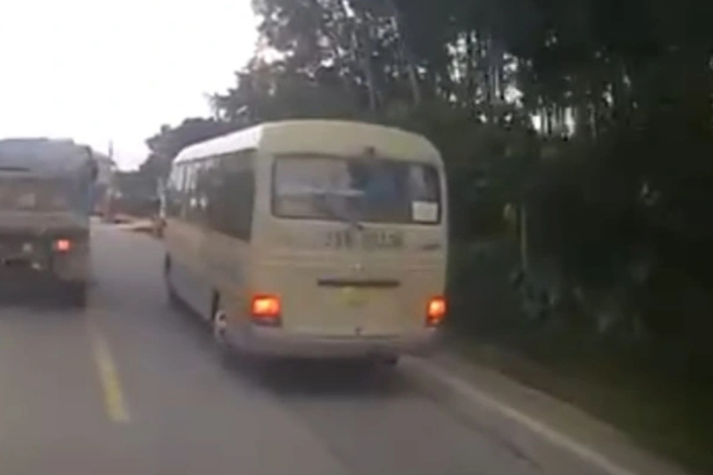 Vụ bé 5 tuổi tử nạn khi vừa xuống xe đưa đón: Xe do Sở GTVT Hà Nội quản lý - 2 Vụ bé 5 tuổi tử nạn khi vừa xuống xe đưa đón: Xe do Sở GTVT Hà Nội quản lý - 2
