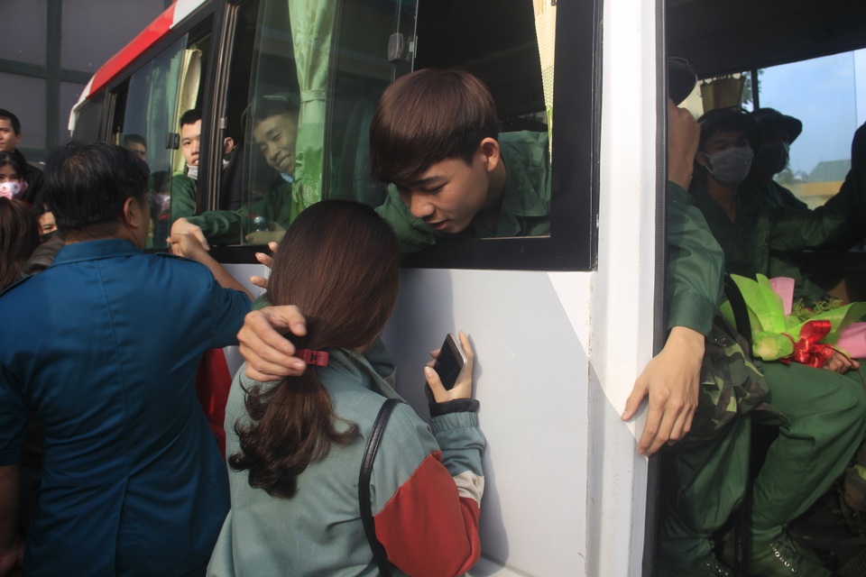 Nước mắt bịn rịn chia tay tân binh trước giờ nhập ngũ - 9 Nước mắt bịn rịn chia tay tân binh trước giờ nhập ngũ - 9