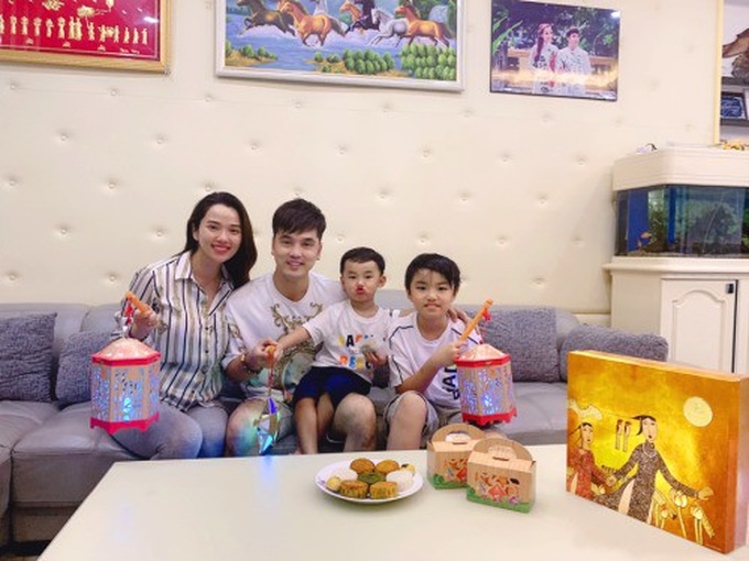 Sao Việt hưởng ứng rước đèn cùng con dịp Trung thu - Ảnh 1. Sao Việt hưởng ứng rước đèn cùng con dịp Trung thu - Ảnh 1.