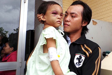 Bé gái bị bạo hành xuất viện, về ở với cha