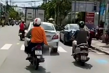 Đã xác định được người rải bột lạ trên đường ở TPHCM