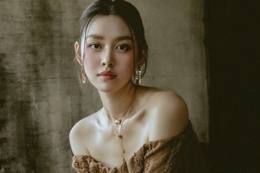 Á hậu Tường San khoe vẻ gợi cảm tuổi 24 trong đầm đan móc