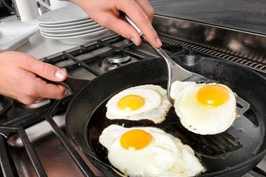 Chảo chống dính có thể làm tăng cholesterol xấu ở trẻ?