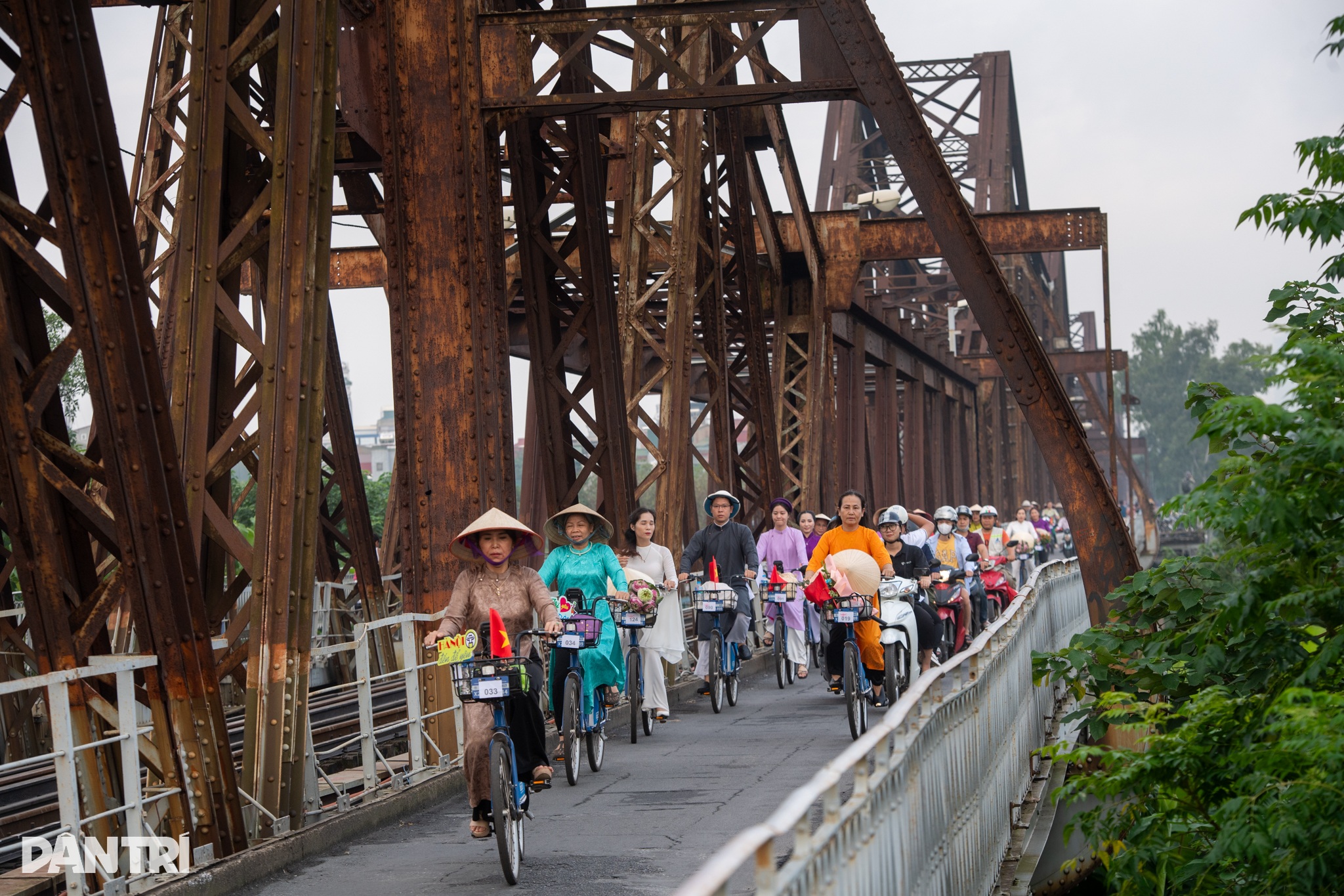 Hàng trăm người mặc áo dài, đạp xe diễu hành trên đường phố Hà Nội - 8 Hàng trăm người mặc áo dài, đạp xe diễu hành trên đường phố Hà Nội - 8