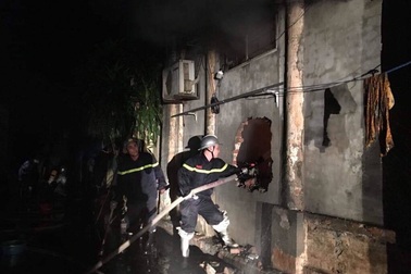 Hà Nội: Giải cứu 2 cô gái mắc kẹt trong đám cháy cửa hàng giày