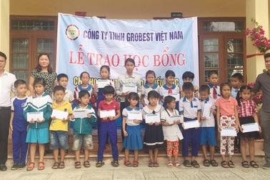 Trao 130 suất học bổng Grobest đến học sinh nghèo tỉnh Quảng Trị