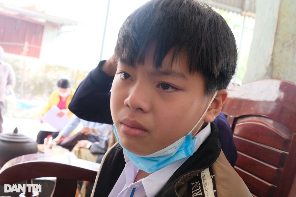 Nhói lòng cậu bé 9 tháng mất cha, 11 tuổi mồ côi mẹ khát khao được đi học - 4 Nhói lòng cậu bé 9 tháng mất cha, 11 tuổi mồ côi mẹ khát khao được đi học - 4