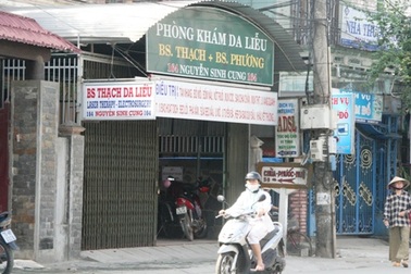 Bác sĩ cầm dao đuổi... bệnh nhân