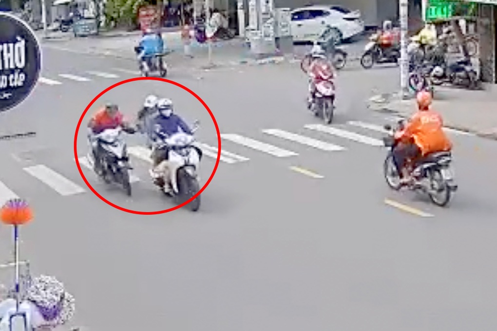 Người phụ nữ bị giật túi xách giữa ban ngày ở TPHCM - 1 Người phụ nữ bị giật túi xách giữa ban ngày ở TPHCM - 1