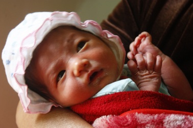 Rơi nước mắt nhìn bé trai 7 ngày tuổi nằm chơ vơ bên vệ đường