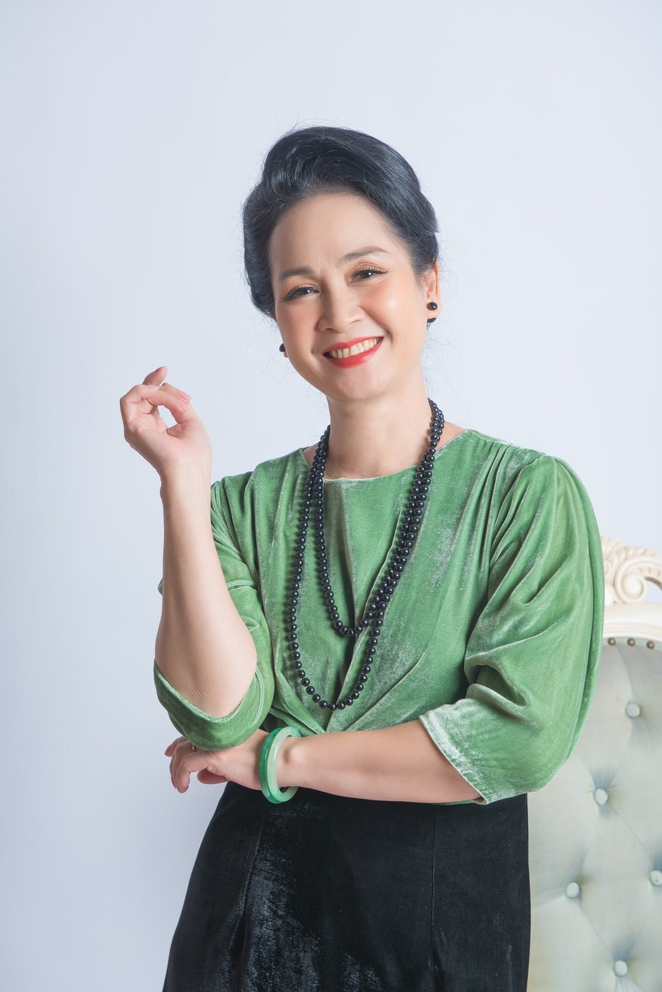 Mẹ chồng Lan Hương trẻ trung, sang trọng với đầm nhung - 7 Mẹ chồng Lan Hương trẻ trung, sang trọng với đầm nhung - 7