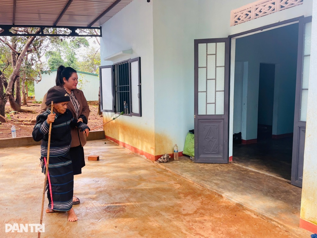 Khánh thành 2 ngôi nhà Nhân ái ở Gia Lai, giúp hộ nghèo yên tâm ngủ ngon - 4 Khánh thành 2 ngôi nhà Nhân ái ở Gia Lai, giúp hộ nghèo yên tâm ngủ ngon - 4