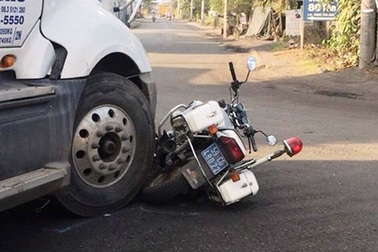 Chạy vào đường cấm, tài xế container tông nát xe CSGT