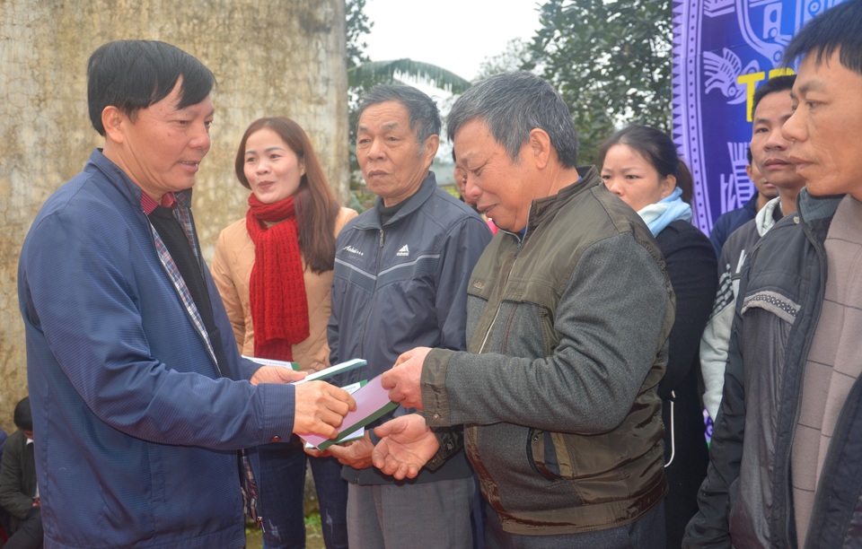 Người dân vùng rốn lũ vui mừng khánh thành xóm nhà phao cứu sinh - 10 Người dân vùng rốn lũ vui mừng khánh thành xóm nhà phao cứu sinh - 10