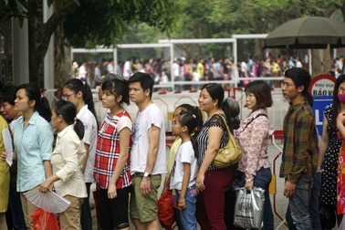 Xúc động hình ảnh người dân xếp hàng vào viếng Lăng Bác