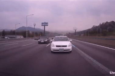 Khoảnh khắc xe buýt gây tai nạn liên hoàn tại Hàn Quốc