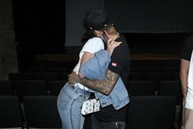 Neymar gây sốt khi âu yếm khóa môi bạn gái xinh đẹp