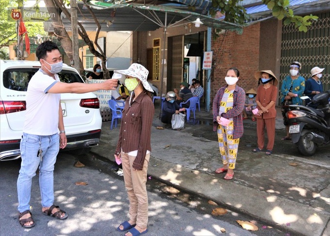 Siêu thị 0 đồng ấm tình người giữa tâm dịch Đà Nẵng: Khách hàng trả phí bằng nụ cười - Ảnh 5. Siêu thị 0 đồng ấm tình người giữa tâm dịch Đà Nẵng: Khách hàng trả phí bằng nụ cười - Ảnh 5.