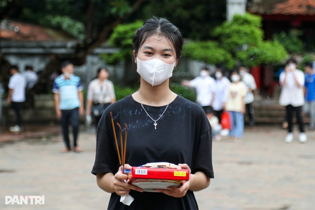 Sĩ tử đổ về Văn Miếu cầu may, chi hàng trăm ngàn đồng tiền lễ sớ - 4 Sĩ tử đổ về Văn Miếu cầu may, chi hàng trăm ngàn đồng tiền lễ sớ - 4