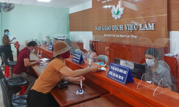 Người lao động đến làm hồ sơ BHTN tại Trung tâm DVVL Quảng Bình