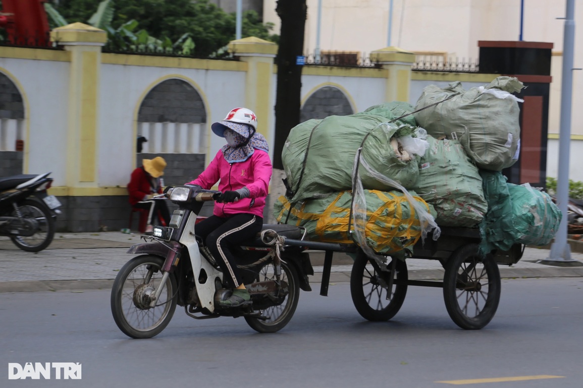 Xe ba gác ngược xuôi, tất tả gom nhặt những chuyến hàng Tết - 2 Xe ba gác ngược xuôi, tất tả gom nhặt những chuyến hàng Tết - 2