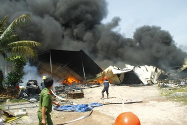 Xưởng mút xốp rộng cả nghìn m2 chìm trong biển lửa