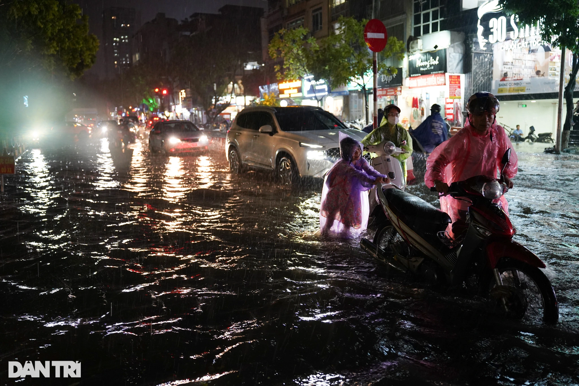 Cứ mưa là nước thối tràn vào nhà, dọn cả ngày không hết mùi nước cống - 2