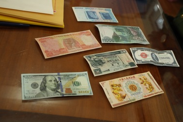 Ổ nhóm chuyên làm giả tiền "độc" như tờ 100 triệu tỷ Zimbabwe