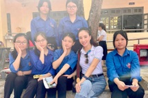 Hoa hậu Hoàng Thanh Loan tặng quà cho trẻ em nghèo vượt khó