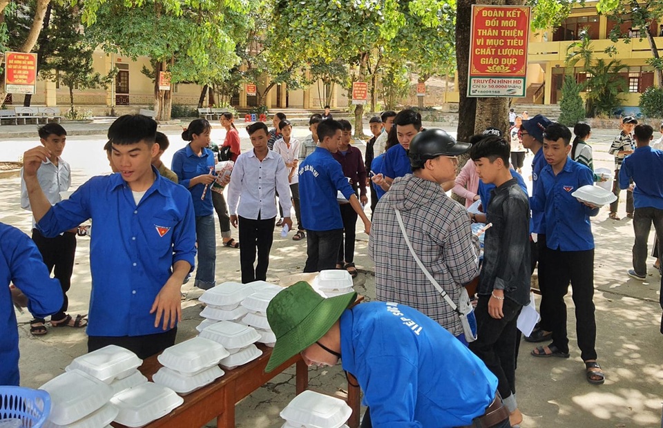 Nghệ An: Những suất cơm ấm lòng sỹ tử vùng cao - 5 Nghệ An: Những suất cơm ấm lòng sỹ tử vùng cao - 5
