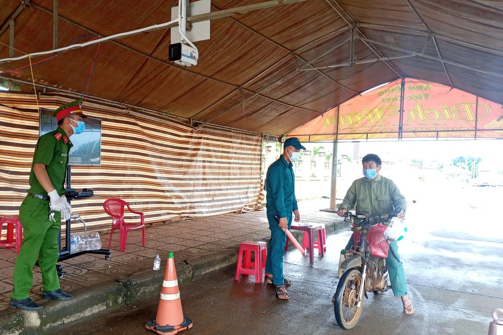 Vất vả phòng dịch vì tình trạng âm tính giả, dương tính thật - 3 Vất vả phòng dịch vì tình trạng âm tính giả, dương tính thật - 3