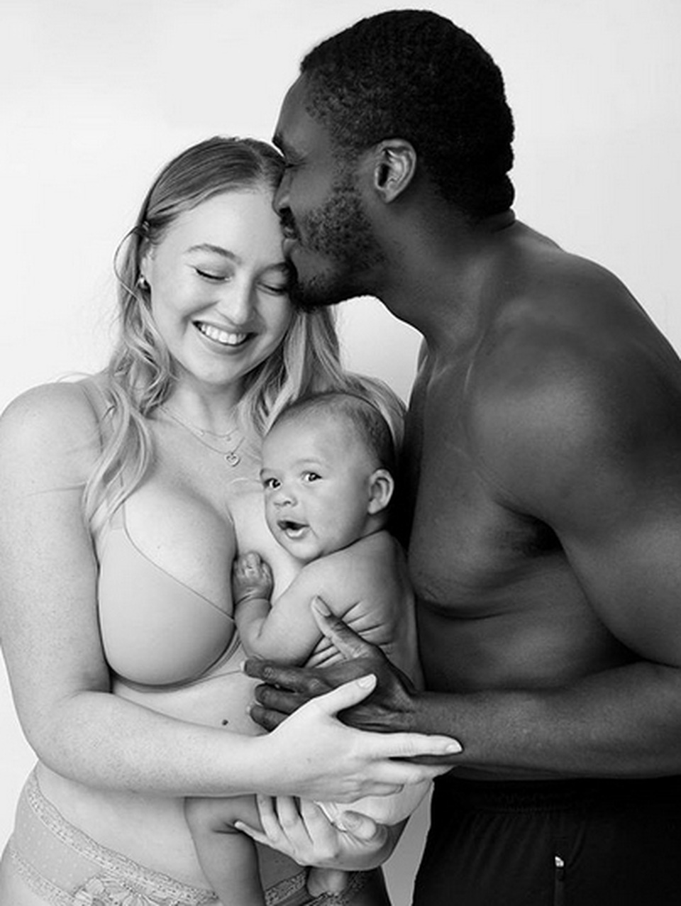 Siêu mẫu ngoại cỡ mặc áo tắm đưa con ra biển - 7 Siêu mẫu ngoại cỡ mặc áo tắm đưa con ra biển - 7