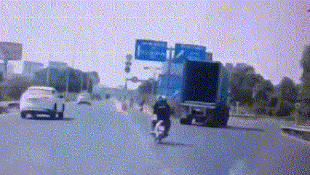 Xôn xao clip ô tô ôm cua, tông 2 người đi xe máy ở TPHCM - 1 Xôn xao clip ô tô ôm cua, tông 2 người đi xe máy ở TPHCM - 1