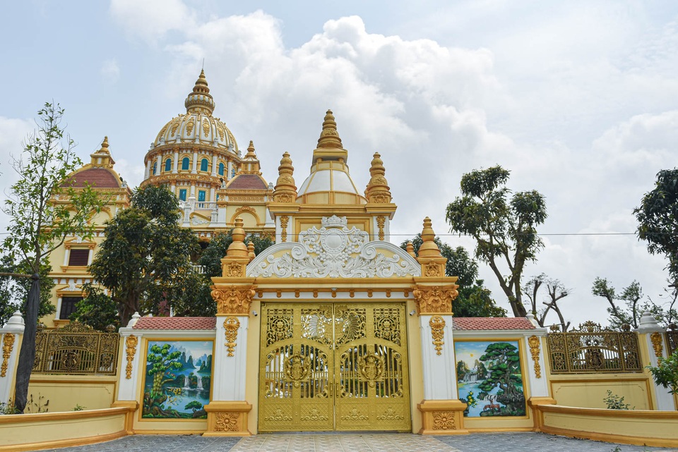Lâu đài dát vàng, bên trong toàn nội thất đắt đỏ của đại gia ở Hưng Yên - 3 Lâu đài dát vàng, bên trong toàn nội thất đắt đỏ của đại gia ở Hưng Yên - 3