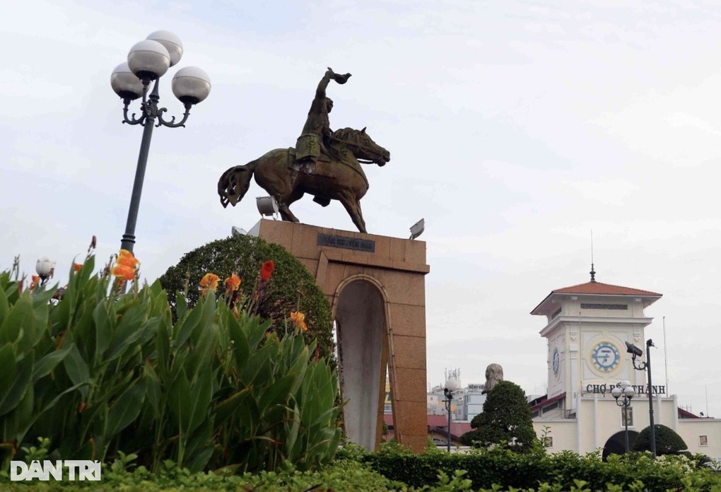 Làm mới hàng loạt tượng đài tuổi đời hơn nửa thế kỷ ở TPHCM - 2 Làm mới hàng loạt tượng đài tuổi đời hơn nửa thế kỷ ở TPHCM - 2