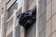 Tài xế đỗ xe quên về số, ô tô suýt rơi từ tầng 6 xuống đất