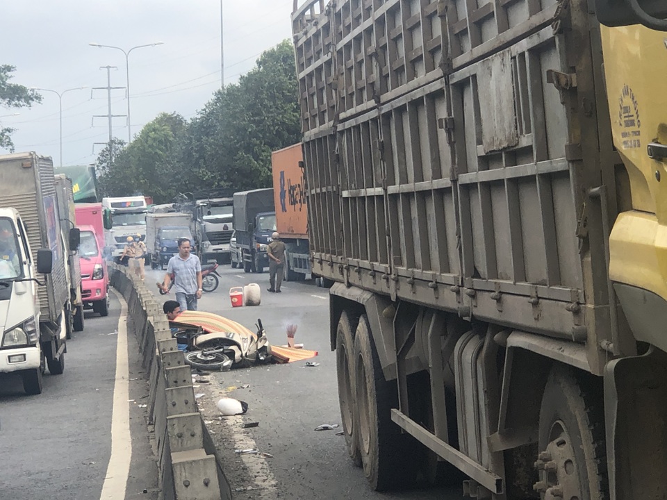 Phi xe máy vào làn ô tô, nam thanh niên bị xe tải cán chết thảm - 2 Phi xe máy vào làn ô tô, nam thanh niên bị xe tải cán chết thảm - 2