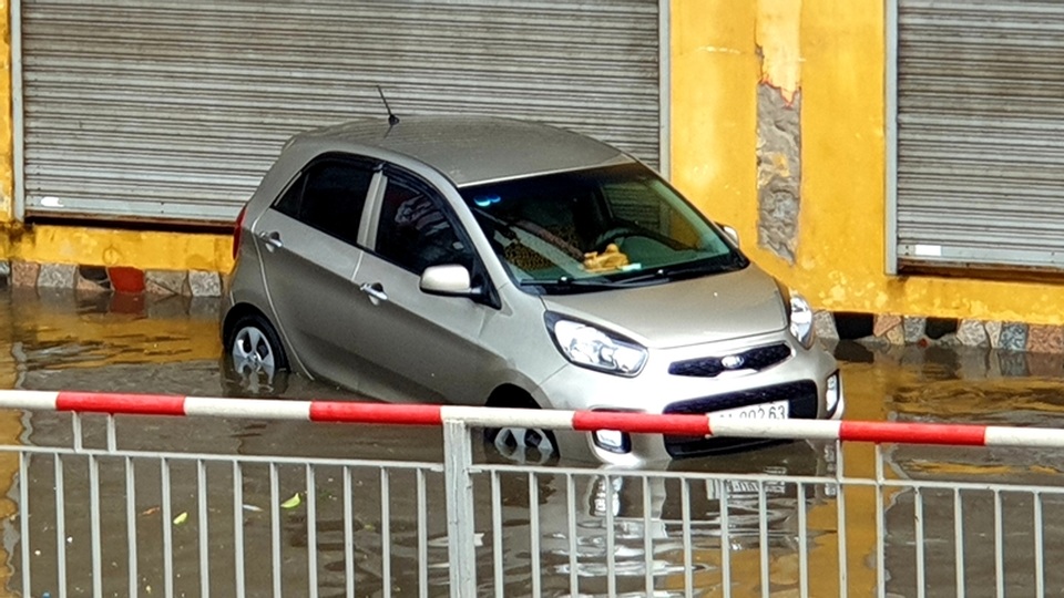 Mùng 1 Tết phố ngập như sông, nước lênh láng trong nhà - 5 Mùng 1 Tết phố ngập như sông, nước lênh láng trong nhà - 5