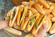 5.000 đồng một ổ bánh mì ở Huế chỉ bằng gang tay, cắn 3 miếng đã hết veo