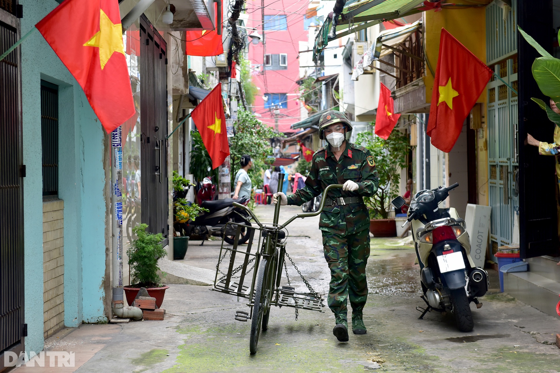 Bộ đội dùng xe đạp thồ chuyển thực phẩm vào tận hẻm nhỏ cho người dân TPHCM - 1 Bộ đội dùng xe đạp thồ chuyển thực phẩm vào tận hẻm nhỏ cho người dân TPHCM - 1