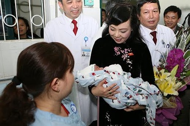 Ca mang thai hộ đầu tiên là sự kiện y tế quan trọng của năm