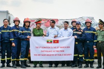 Việt Nam trao gần 30 tấn hàng cứu trợ cho Myanmar
