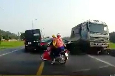 Lái xe tải đâm chết 2 người đi xe máy đã trình diện công an